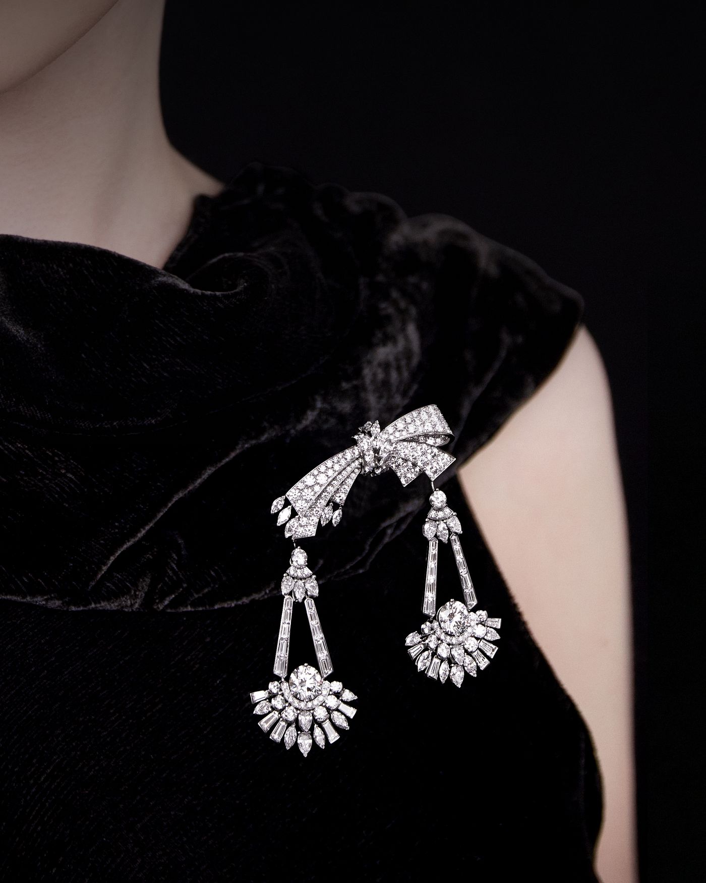 Diamond chandelier transformable earrings and clip. White gold, two round DFL diamonds of 1.88 and 1.88 carats, diamonds. Legend of diamonds, White diamond variations collection, Van Cleef & Arpels. - Van Cleef & Arpels