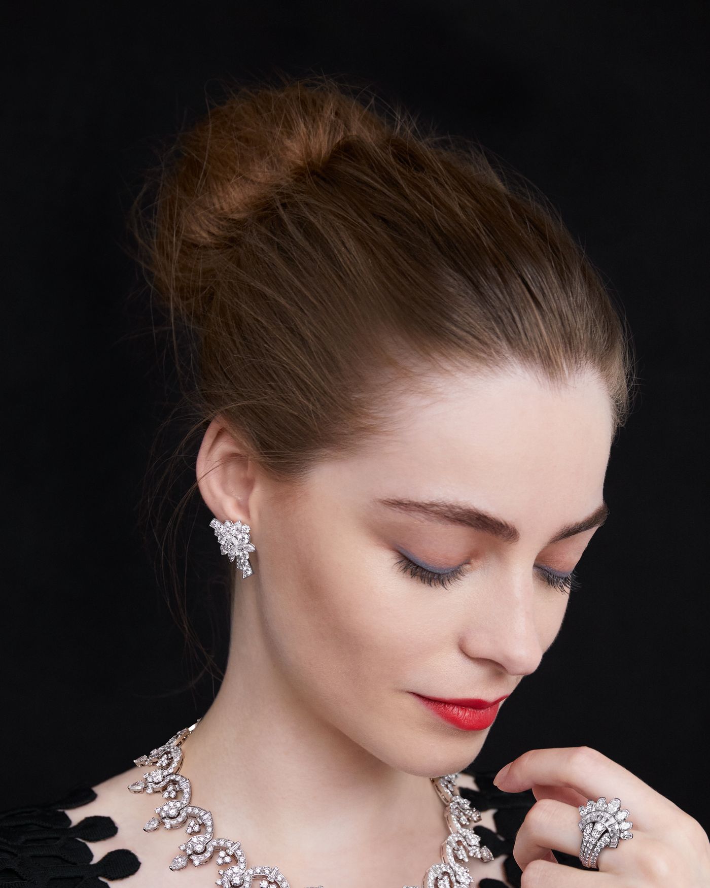 Серьги Boutonnière de diamants, белое золото, бриллиант овальной огранки 2A DIF 1,70 карата, бриллиант овальной огранки DIF 1,70 карата, бриллианты. Legend of diamonds, коллекция украшений с белыми бриллиантами White diamond variations, Van Cleef & Arpels. - Van Cleef & Arpels