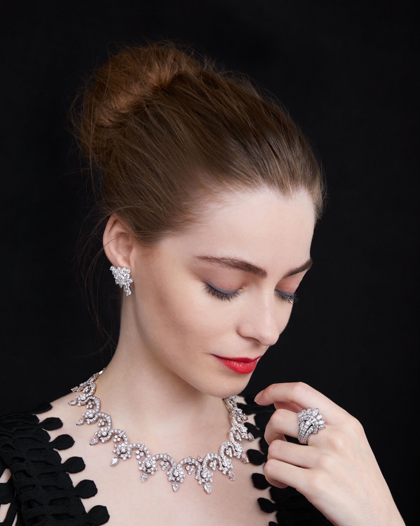 Voûtes précieuses necklace. White gold, 9 pear-shaped DVVS2 diamonds for 9.91 carats, one round DVVS2 diamond for 1.01 carats, diamonds. Legend of diamonds, White diamond variations collection, Van Cleef & Arpels. - Van Cleef & Arpels