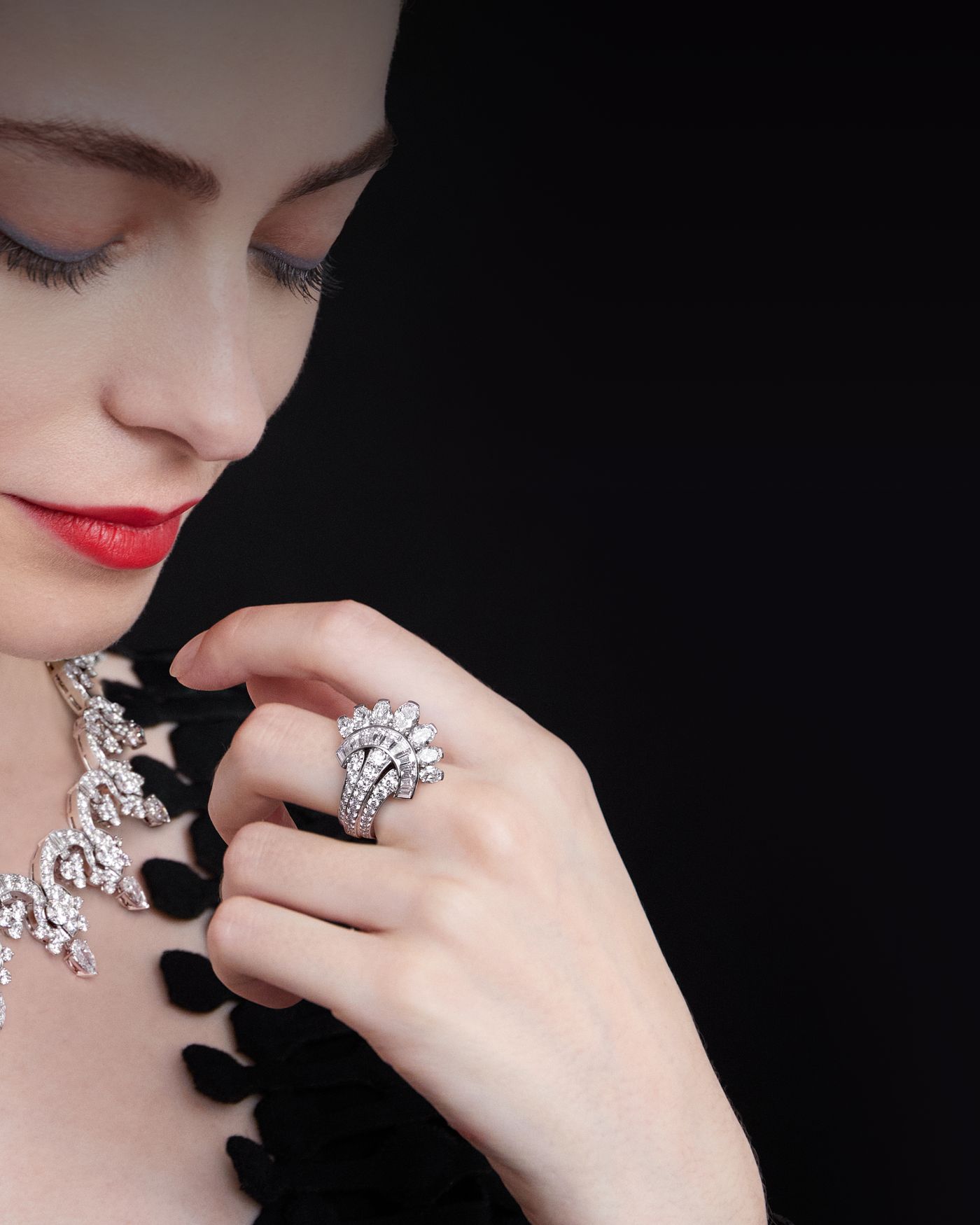 Éventail de diamants ring. White gold, diamonds. Legend of diamonds, White diamond variations collection, Van Cleef & Arpels. - Van Cleef & Arpels