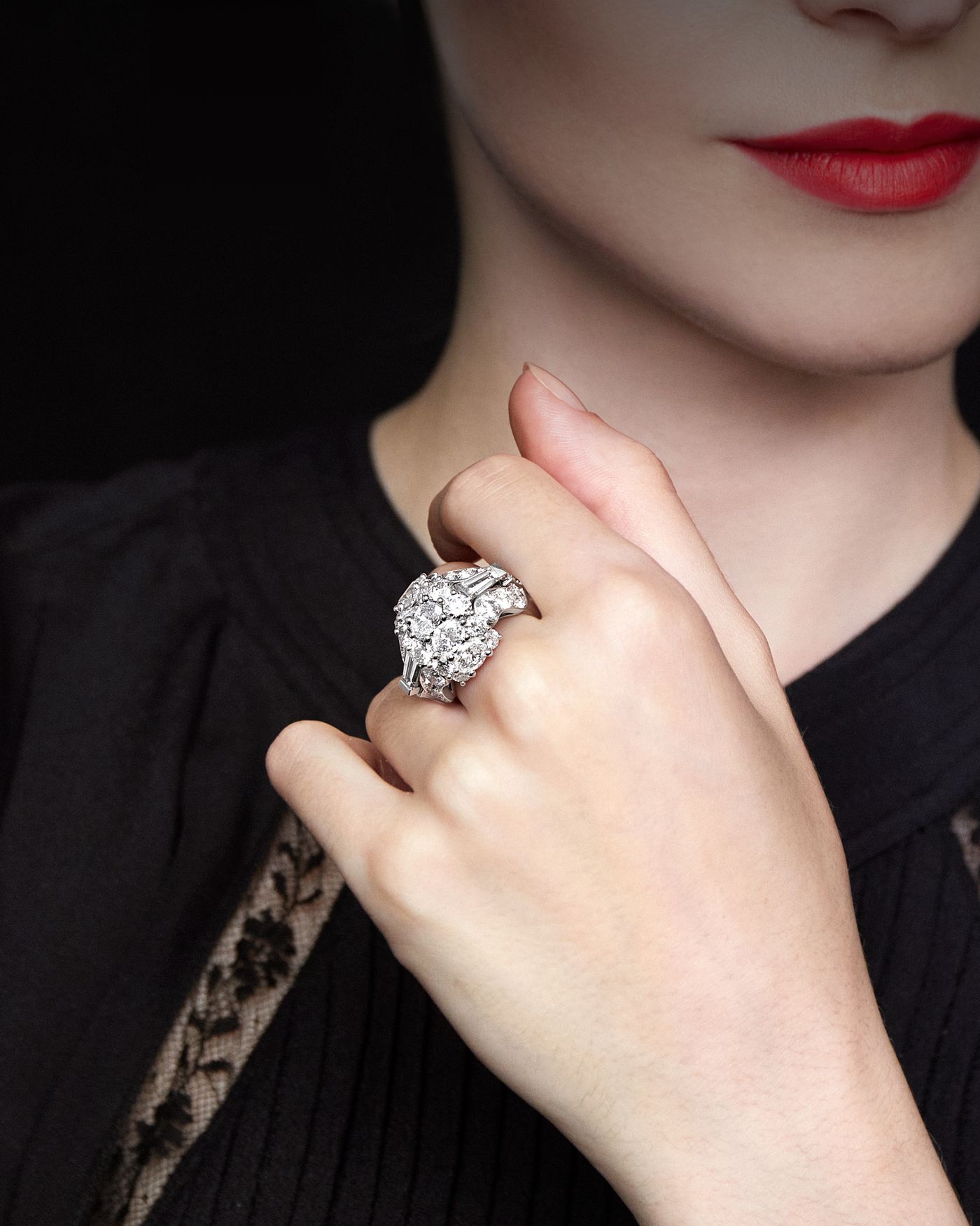 Dôme de Diamants ring. White gold, diamonds. Legend of diamonds, White diamond variations collection, Van Cleef & Arpels. - Van Cleef & Arpels