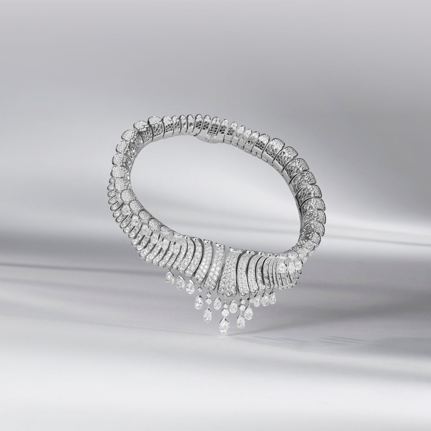 Vagues étincelantes項鏈。白K金,鑽石。Legend of diamonds,White diamond variations系列,Van Cleef & Arpels梵克雅寶。 - Van Cleef & Arpels